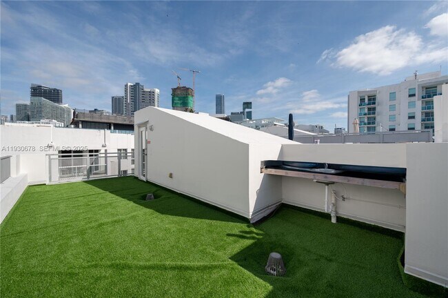 Building Photo - 1712 SW 2nd Ave