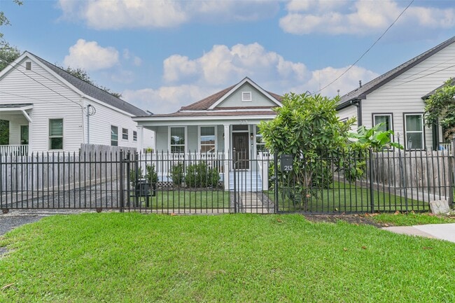 Building Photo - 213 N Hutcheson St