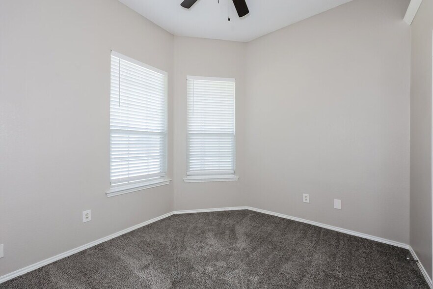 Building Photo - 621 Pleasant Valley Dr