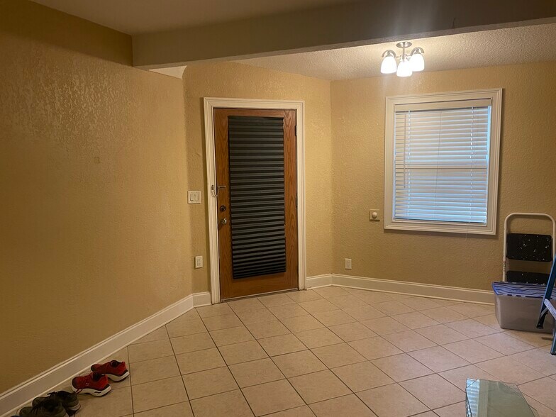 Building Photo - 323 Wildwood Way