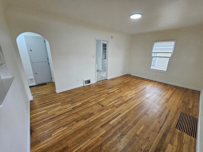 Building Photo - Available Now – 2 bedroom, 1 bathroom Boise Home with Fenced Yard and Detached Garage.  Basement ...