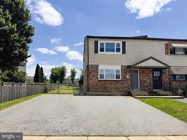 Building Photo - 63 Aston Ct
