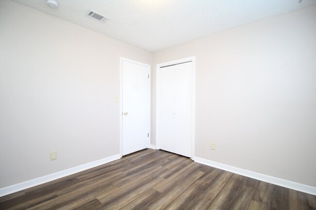 Building Photo - Available 8/28 – Updated Gulf Breeze 3BR w...