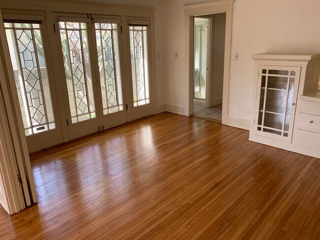 Building Photo - 847 Venezia Ave