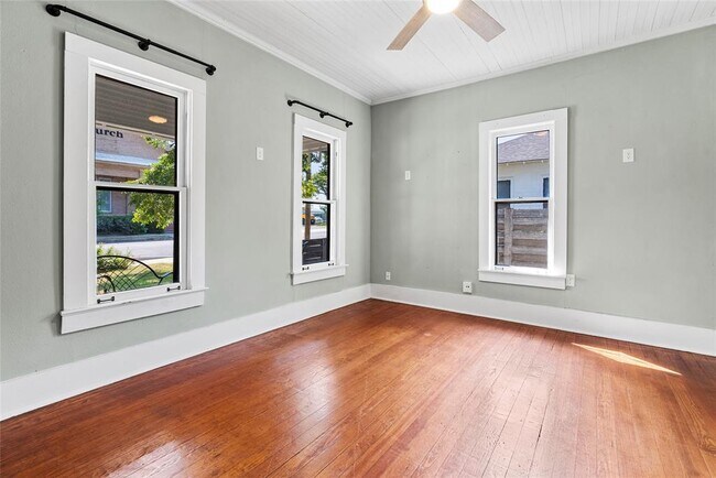 Building Photo - 108 N Ave B