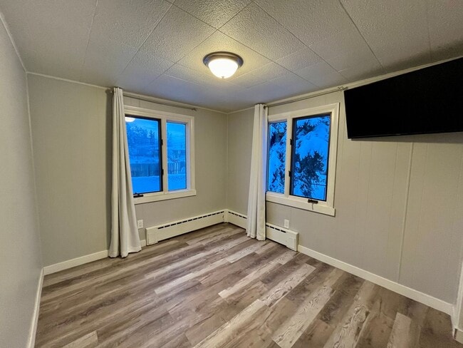 Building Photo - Dog friendly 2 bedroom home in town