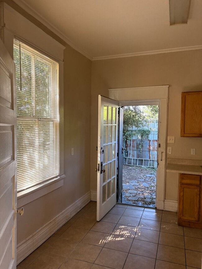 Building Photo - 3012 Delachaise St