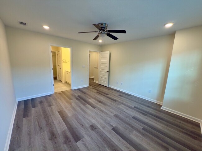Building Photo - 613 Pershing Dr
