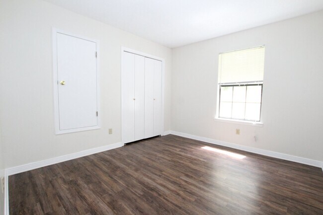 Building Photo - Spacious 2BR Apartment Near UWF! Water, Se...