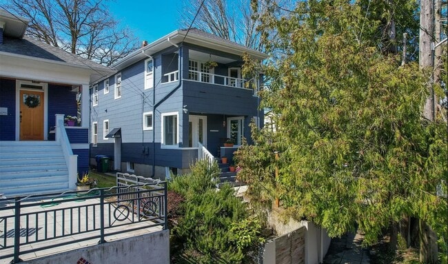 Building Photo - 4757 Thackeray Pl NE