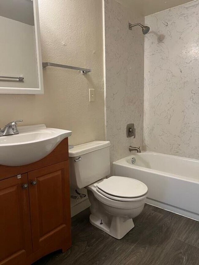 Building Photo - DARLING 2 BEDROOM HOUSE!!