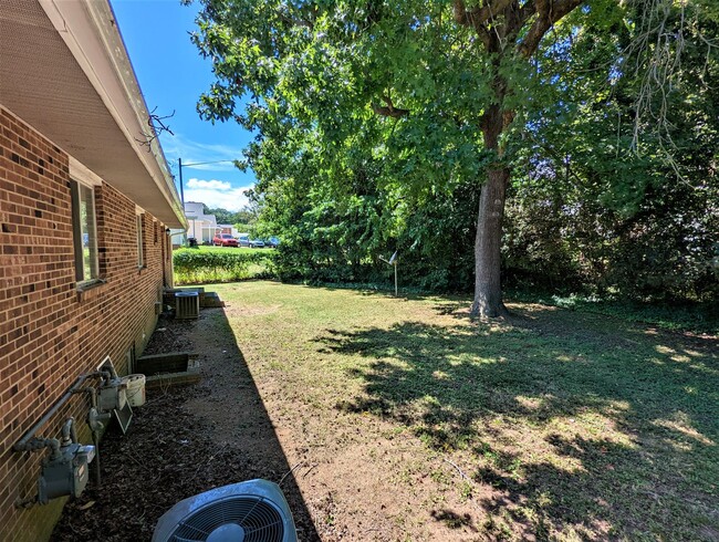 Building Photo - 3906 Lexington Dr