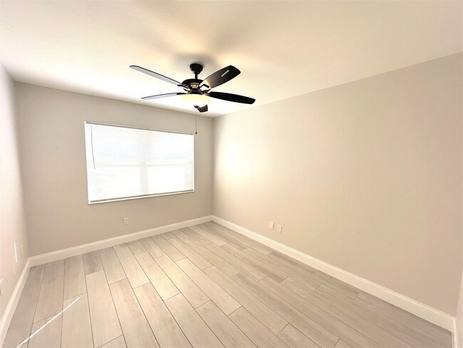 Building Photo - ** CENTRAL NAPLES ** 3 BED + DEN / 2 BATH ** GARAGE - NO HOA! ** ANNUAL RENTAL **