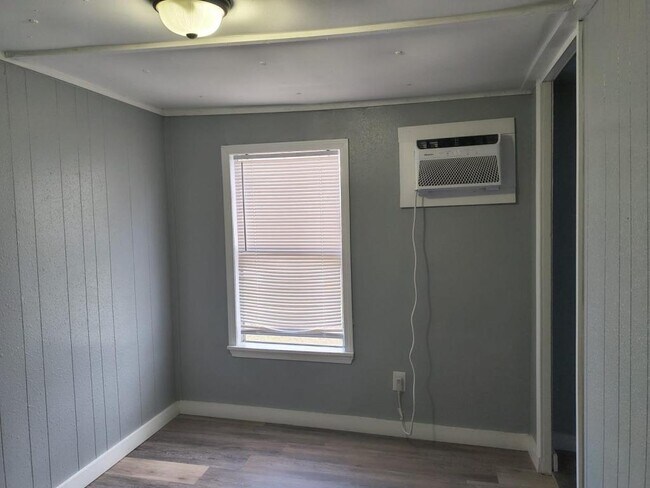 Building Photo - 814 S Kern Ave