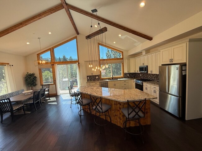 Building Photo - Stunning 4-Bedroom Home with Amazing Views...