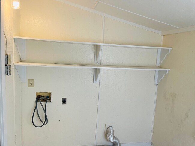 Building Photo - Duplex near Lake Jackson