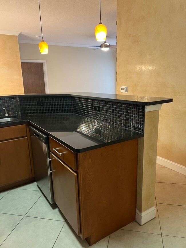 Building Photo - Upgraded First Floor Condo - Estate at Wes...