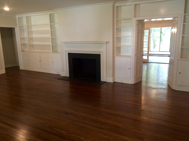 Building Photo - Old Luxury in Irving Park