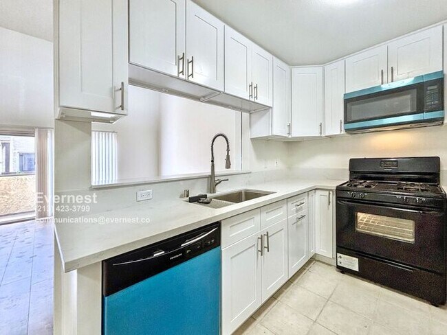 Building Photo - Lovely 2-Bed, 2-Bath Condo with Great Loca...