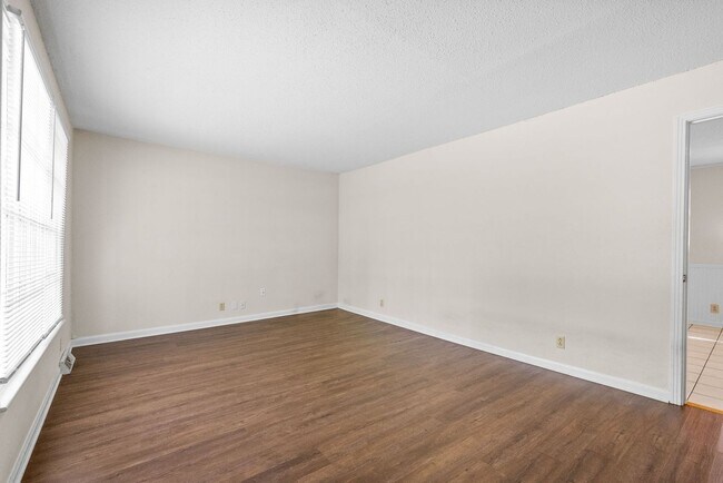 Building Photo - 3 Bedroom Home For Rent Near Downtown Clar...