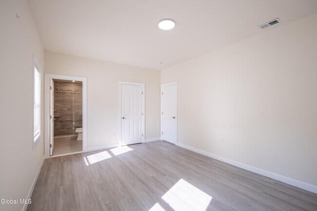 Building Photo - 489 Grooms Rd