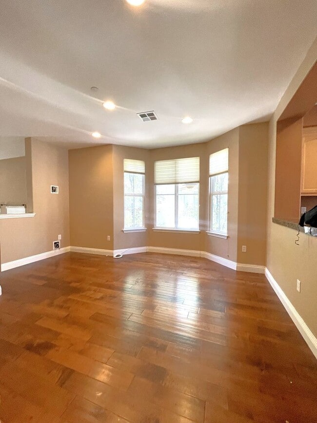 Building Photo - Stunning 3 Bedroom 2.5 Bath Town Home in p...