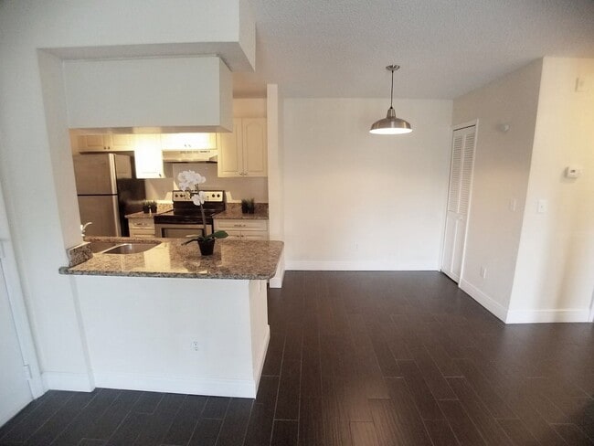 Building Photo - Beautiful 1/1 Wood Floor Condo With a Beau...