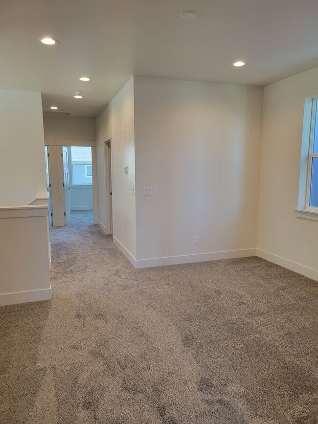 Building Photo - 3 Bed 2.5 Bath with double attached garage in Belgrade