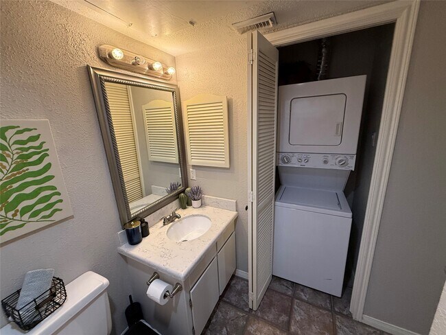 Building Photo - 1880 White Oak Dr