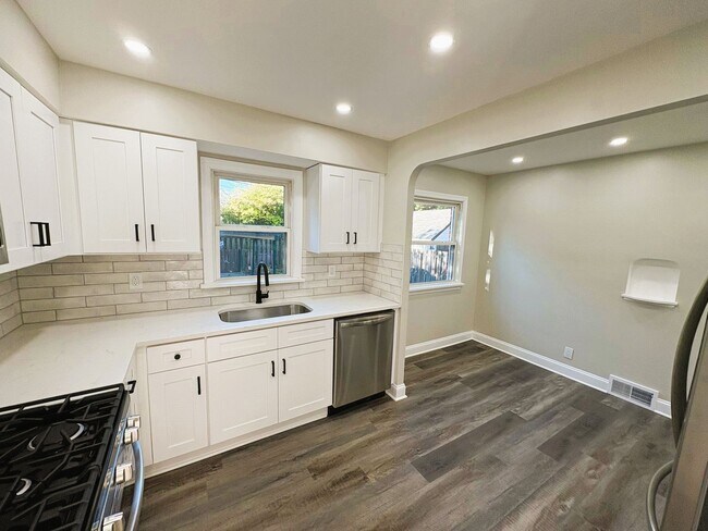 Building Photo - 4-Bedroom Home with Finished Basement & Mo...