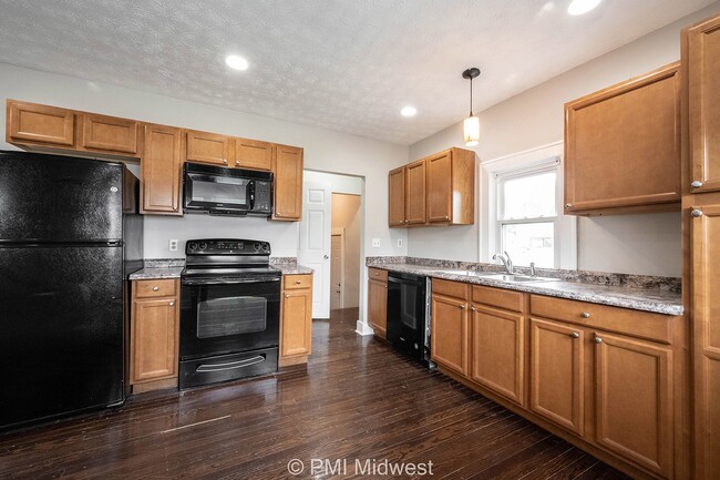 Building Photo - 1621 E 49th St