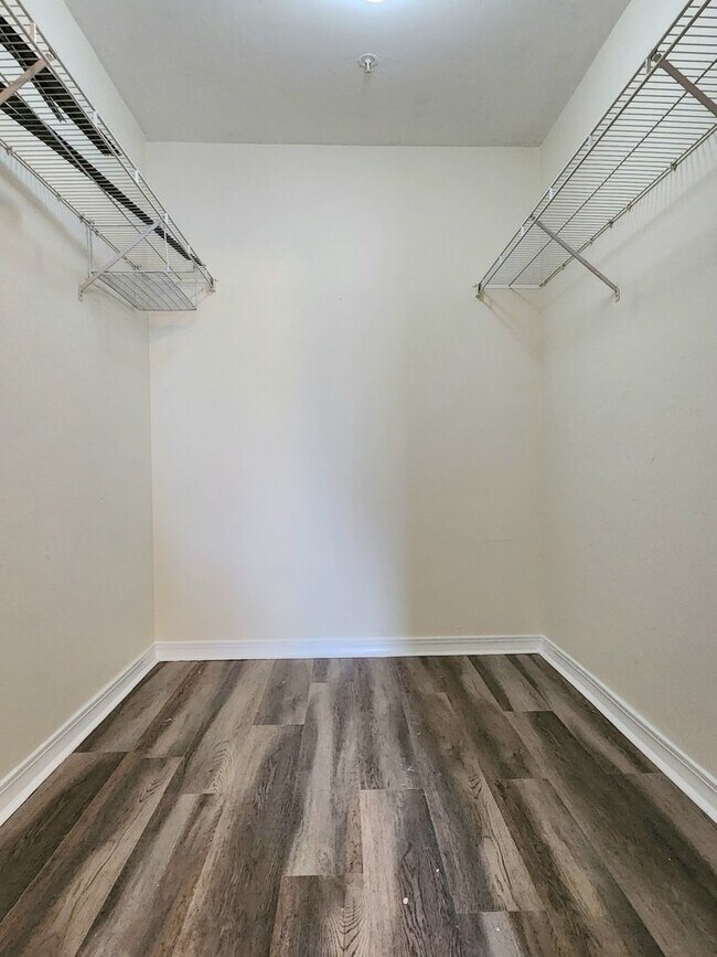 Building Photo - 1 bedroom 1 bathroom condo, 2nd floor