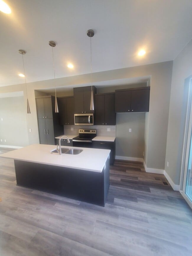 Building Photo - Beautiful and Updated 2BR Townhome With At...