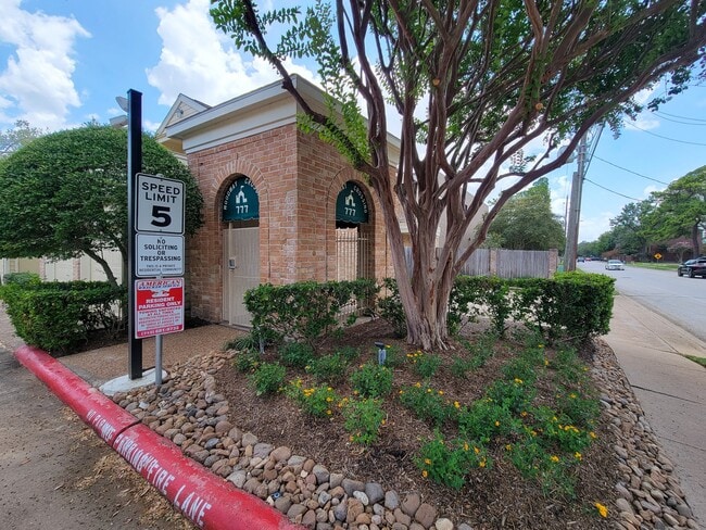 Building Photo - 755 Bering Dr