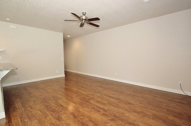 Building Photo - Immaculate Townhouse in Quiet Community