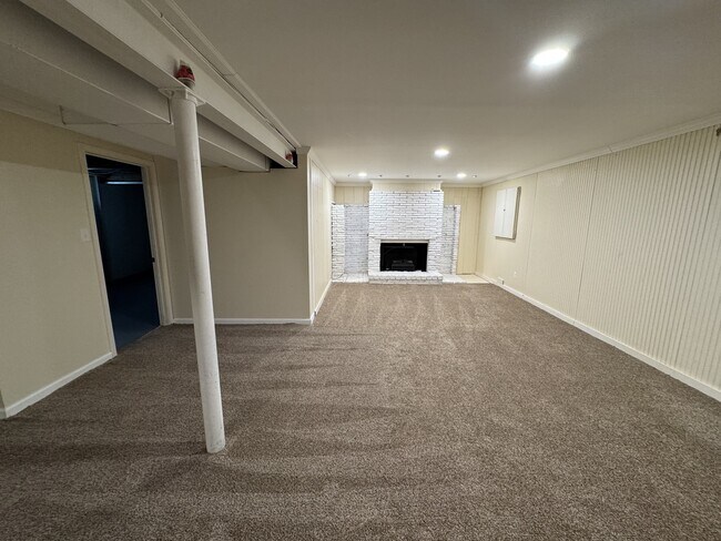 Building Photo - 716 Cranford Dr