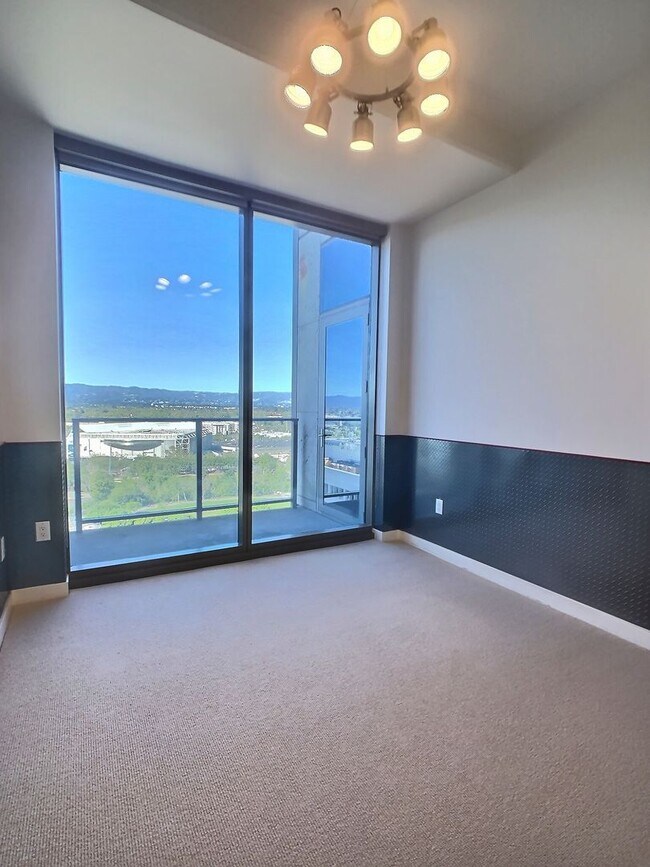 Building Photo - 20th Floor Spacious 3 Bedroom Condo with Den
