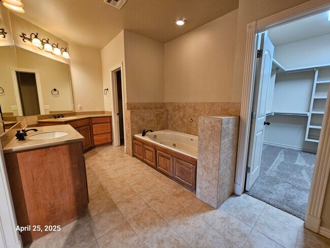 Building Photo - (3) Bed/(2) Bath In Tuscany Court Avail NOW!