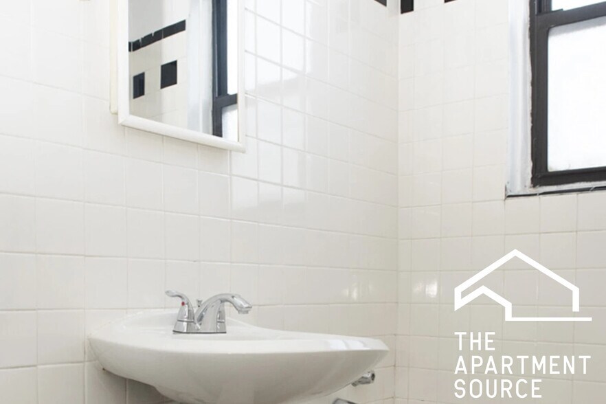 Building Photo - 3345 N Marshfield Ave