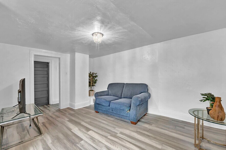 Building Photo - 427 E 156th St
