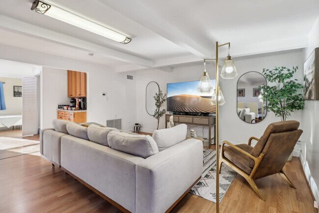 Building Photo - 609 Carlsbad St