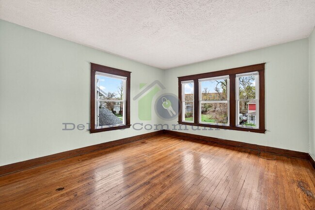 Building Photo - Beautiful Two Bedroom Lower Unit! Available NOW!!