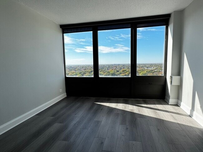 Building Photo - 5320 N Sheridan Rd