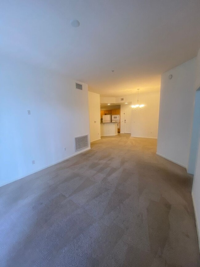 Building Photo - Stunning Top Floor View Condo at Park Avenue!