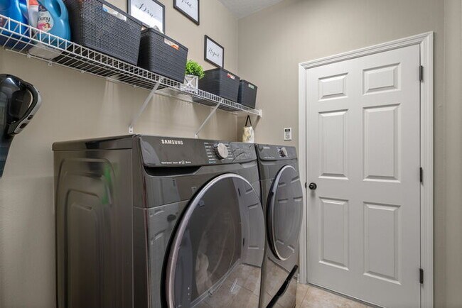 Building Photo - Beautiful Home For Rent in Brandon!