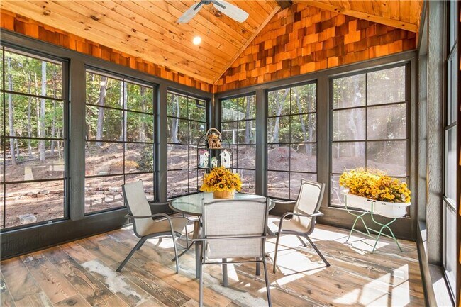 Building Photo - 6 Whisper Pl