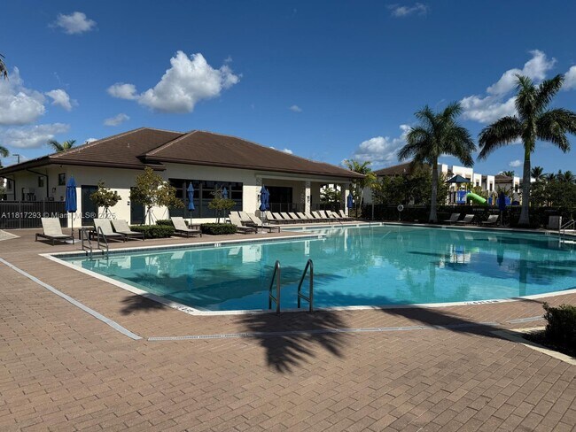 Building Photo - 805 NE 211th St