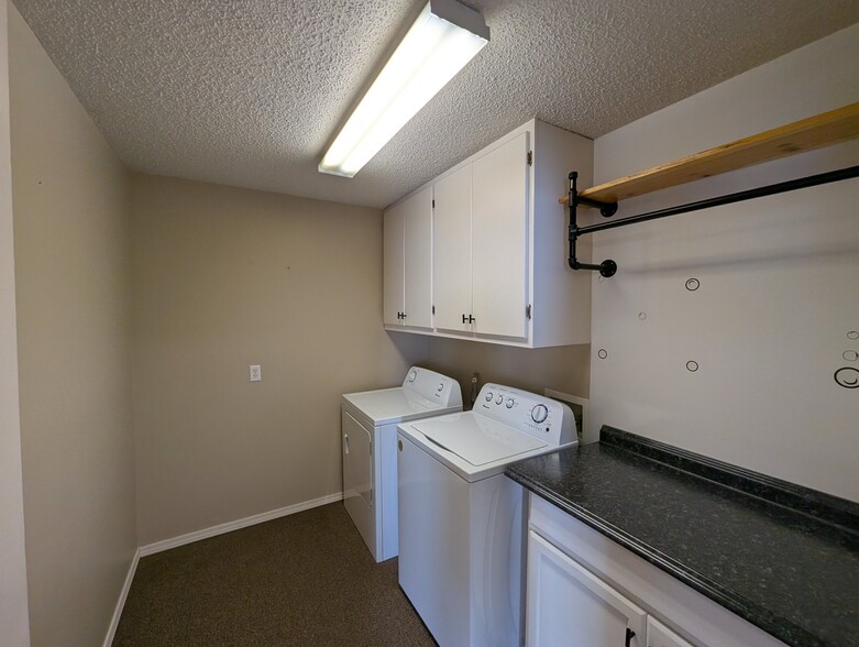 Building Photo - 2631 Sunset Dr