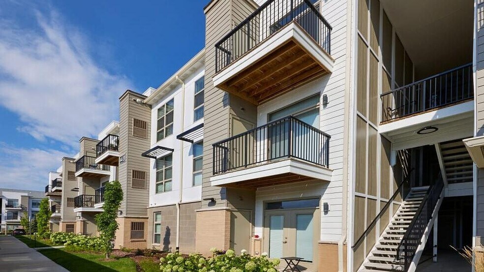 Building Photo - 3300 Five Points Dr