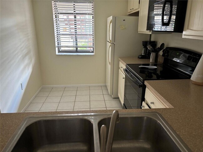 Building Photo - 750 Avenida Estancias